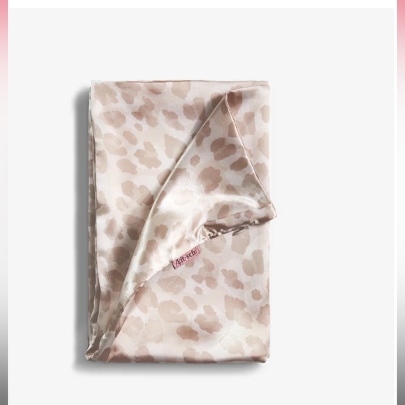 Kitsch satin pillowcase. - Picture 2 of 6